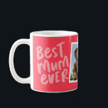Beste moeder ooit moderne roze foto Moederdag Koffiemok<br><div class="desc">Beste mama ooit! Deze speelse en coole mok is voorzien van moderne roze letters met "beste mama ooit" en "love you" met ruimte voor aangepaste tekst. Er is ook een enkele foto om het extra gepersonaliseerd te maken voor die beste moeder in je leven! Perfect voor moederdag, mama's verjaardag, kerst...</div>