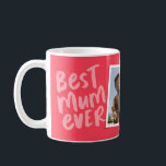 Beste moeder ooit moderne roze foto Moederdag Koffiemok<br><div class="desc">Beste mama ooit! Deze speelse en coole mok is voorzien van moderne roze letters met "beste mama ooit" en "love you" met ruimte voor aangepaste tekst. Er is ook een enkele foto om het extra gepersonaliseerd te maken voor die beste moeder in je leven! Perfect voor moederdag, mama's verjaardag, kerst...</div>