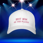 Beste moeder op de planeet geborduurde pet<br><div class="desc">Beste moeder op de planeet geborduurd honkbal Pet. Dit Baseball Pet is afgebeeld in wit met roze borduurwerk. Perfect voor Moederdag,  verjaardagscadeaus,  kerstcadeau of wanneer dan ook.</div>