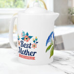 Beste moeder ter wereld | MOEDERDAG Theepot<br><div class="desc">Geef je favoriete thee met een aanraking van elegantie en sentimentaliteit met deze verbluffende "Beste moeder in de wereld" theepot voorzien van een prachtig blauw waterverf bloemontwerp. De levendige blauwe bloemen en groene bladeren pop tegen de witte porseleinen achtergrond, waardoor het een stijlvolle en opvallende aanvulling is op uw keukengerei....</div>