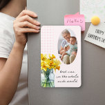 Beste Nan Vertical Foto Roze Gingham en Daffodils Magneet<br><div class="desc">Foto koelkast magneet met uw eigen foto en aangepaste formulering zoals beste nan in de hele wereld. Dit schattige ontwerp heeft een pot narcissen in bloei,  handgeschreven typografie en country gingham design in roze. Perfect voor Moederdag,  verjaardag,  geboorte van een nieuw kleinkind etc.</div>