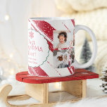 Beste oma 5 foto's Chrsitas streept sneeuw rood Koffiemok<br><div class="desc">Beste oma ooit! 5 foto's Chrsitas streept sneeuwrood. Alle kleuren zijn bewerkbaar. Met sneeuwvlokken,  rode en groene traditionele kerstkleuren.</div>