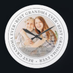 Beste oma Ever Moderne Klassieke foto Grote Klok<br><div class="desc">Dit eenvoudige en klassieke ontwerp is samengesteld uit serif typografie en voegt een douanefoto toe. "Beste oma Ever" circuleert de foto van je oma,  gramma,  oma,  oma,  oma,  oma,  oma,  mee-maw,  lla enz.</div>