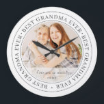 Beste oma Ever Moderne Klassieke foto Grote Klok<br><div class="desc">Dit eenvoudige en klassieke ontwerp is samengesteld uit serif typografie en voegt een douanefoto toe. "Beste oma Ever" circuleert de foto van je oma,  gramma,  oma,  oma,  oma,  oma,  oma,  mee-maw,  lla enz.</div>