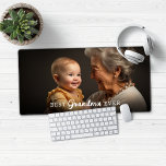 Beste oma Granparent foto Bureaumat<br><div class="desc">Moderne beste oma of grootouder foto Muismat bureaumat. Voeg je favoriete foto en tekst toe voor een leuk gepersonaliseerd ontwerp! Neem contact met ons op via cedarandstring@gmail.com als u hulp nodig hebt bij het ontwerp of de bijbehorende producten.</div>