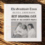 Beste oma ooit aangepaste krantenkopfoto houten kist print<br><div class="desc">Maak oma's dag met dit hartverwarmende houten kistje in de stijl van een voorpagina krant! Met de gedurfde kop: "The Grandhood Times – Best Grandma Ever – Voted #1 by His Favorite People", bevat dit ontwerp ruimte voor haar naam en een favoriete foto die het verhaal tot leven brengt. Perfect...</div>