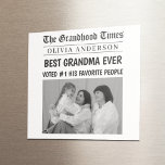 Beste oma ooit aangepaste krantenkopfoto magneet<br><div class="desc">Verander de koelkast in voorpaginanieuws met deze leuke en oprechte Best Grandma Ever krant-achtige magneet! Gepersonaliseerd met haar naam en een gekoesterde foto, is dit aangepaste geschenk een zoete herinnering dat oma altijd de krantenkoppen waard is. Of het nu gaat om Moederdag, Grootouderdag, haar verjaardag of gewoon omdat - deze...</div>