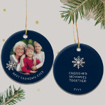 Beste oma ooit foto Ornament<br><div class="desc">Vier de hartverwarmende verbinding tussen de generaties met dit beste oma ooit foto Ornament. Het front toont trots een gekoesterde foto van een grootmoeder met haar geliefde kleinkinderen, die de vreugde en liefde die ze delen vastlegt. Op de achterkant, "Cherished Memories Together" bevat elegant de speciale momenten gecreëerd als een...</div>