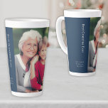 Beste oma ooit latte Mok<br><div class="desc">Vier de hartverwarmende verbinding tussen de generaties met deze Best Grandma Ever Latte Mok. Deze mok toont trots een gekoesterde foto van een grootmoeder met haar geliefde kleinkinderen, die de vreugde en liefde die ze delen vastlegt. Met "Cherished Memories Together" elegant weergegeven in de onderste derde en een betekenisvolle touch...</div>