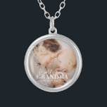 Beste oma van de wereld sinds 20XX eenvoudige foto Zilver Vergulden Ketting<br><div class="desc">Dit eenvoudige en moderne ontwerp bestaat uit serif en cursieve typografie en voegt een douanefoto toe</div>