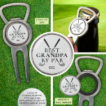 BESTE OPA DOOR PAR Monogram Flesopener Divot Tool<br><div class="desc">Herken een speciale golf-liefhebber grootvader met deze gepersonaliseerde golf All-in-One Golf Ball Marker, Bottle Opener en Divot Tool met de grappige golftitel BEST GRANDPA BY PAR met een monogram of naam in uw keuze van tekst en achtergrondkleuren. ASSISTENTIE: Voor hulp bij het aanpassen of personaliseren van het ontwerp, het veranderen...</div>