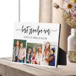 Beste Opa Kleinkinderen Fotocollage Fotoplaat<br><div class="desc">Leg de liefde tussen Poppy en zijn kleinkinderen vast met onze opa Opa Kleinkinderen Fotocollage Plaque. Deze gepersonaliseerde plaquette heeft een hartverwarmende fotocollage, prachtig met gekoesterde momenten die Poppy en zijn geliefde kleinkinderen delen. Rondom de foto's is de vertederende titel "Poppy", die een speciale touch aan het ontwerp toevoegt. Gemaakt...</div>