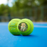 Beste opa ooit | Met de hand geletterde foto Tennisballen<br><div class="desc">Ben je op zoek naar een uniek cadeau voor de vader in je leven? Geef hem dit jaar een vaderdagcadeau dat zijn sokken eraf zal blazen. Deze foto tennisbal set is perfect!!! Dit zijn Vaderdag cadeaus die perfect zijn voor sportfans, maar bovendien perfect voor vaders. Een geschenk dat hij een...</div>