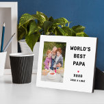 Beste Papa-foto op maat Fotoplaat<br><div class="desc">Deze eenvoudige en moderne aangepaste fotoplaquette is voorzien van een portretvormige fotoruimte met aangepaste "World's Best Papa" (kan worden aangepast) tekst met de naam of namen van kleinkinderen in moderne zwarte stijl met rood hartaccent en personalisering van de naam of namen van het kind. Maakt een geweldig cadeau voor Vaderdag...</div>