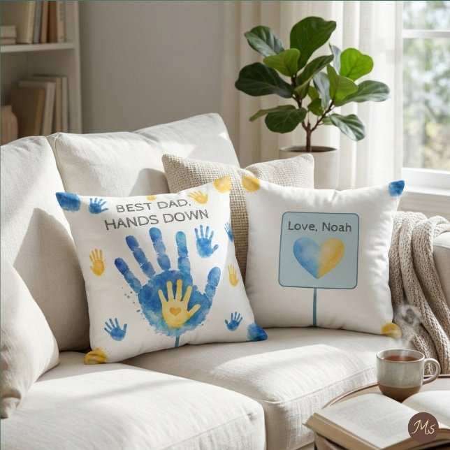 Beste papa hands down blauw geel aquarel  kussen (Add a cozy touch to Dad's favorite spot with this personalized watercolor handprint pillow.)
