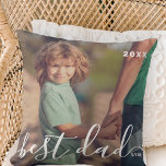 Beste papa ooit Modern Eenvoudig Speels Script Fot Kussen<br><div class="desc">Design bestaat uit moderne en speelse scripttypografie. Voeg familiefoto toe.</div>