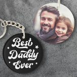 Beste papa ooit papa vaderdag foto zwart wit sleutelhanger<br><div class="desc">Sleutelhanger met de tekst "Best daddy ever" in een retro lettertype omringd door witte sterren. Op de achterkant is een aanpasbare fotosjabloon. Standaardkleuren zijn zwart-wit,  maar alle kleuren kunnen worden aangepast in het ontwerpgereedschap.</div>