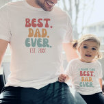 Beste Papa Ooit Retro Vintage Lettertype Vaderdag T-shirt<br><div class="desc">T-shirt met tekst "Beste papa ooit" en aanpasbare oprichtingsdatum in retro lettertype en kleuren. Zoek naar een bijpassende t-shirt voor een kind "Ik heb de beste papa ooit" in mijn collectie "Overeenkomstige ontwerpen voor papa en mij".</div>
