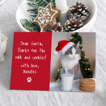 Beste Santa Melk en Cookies Red Pet Foto Grappig Feestdagenkaart<br><div class="desc">Grappig kerstkaartje met een briefje van je kat of hond naar de Kerstman in handgeschreven witte letters met een rode achtergrond. De brief aan de Kerstman is afgebeeld als "Beste Kerstman, Bedankt voor de melk en koekjes!" met de naam van uw huisdier en een poepafdruk hieronder. Voeg je favoriete verticale...</div>