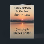 Beste schoonzoon licht schijnt heldere verjaardag kaart<br><div class="desc">Spreek uw wensen uit aan uw schoonzoon voor een gelukkige dag op een inspirerend zonsondergang verjaardagskaart met het couplet "Your Light Shines Bright". Het minimale ontwerp is modern met gedurfde kleuren goud en zwart met gloeiend water en een vredig meer.</div>