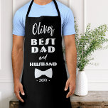 Beste vader en man Stropdas Elegant Black Schort<br><div class="desc">Beste Stropdas van papa en Husband,  elegant zwart Schort. Moderne typografie en een stropdas. Voeg vaders naam,  jaar en tekst toe. Een heerlijk stokje voor een vader en echtgenoot. Gift voor Vaderdag,  verjaardag of Kerstmis.</div>