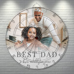 Beste vader foto vader dartbord<br><div class="desc">Dit gepersonaliseerde dartbord is een leuk en betekenisvol geschenk, met het ontwerp aan de voorkant. "Best Dad" wordt in het midden afgedrukt in een klassiek grijs schreeflettertype, met ruimte hieronder voor een kort aangepast bericht of namen in een handgeschreven scriptlettertype. Een zachte witte achtergrond houdt de look schoon en tijdloos...</div>