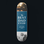 Beste vader ooit Blue Father's Day 2 Fotocollage Persoonlijk Skateboard<br><div class="desc">Modern Best Dad Ever Blue Father's Day 2 Photo Collage skateboard met namen. Trendy witte typografie is op een donkerblauwe achtergrond. Voeg 2 favoriete foto's en uw namen toe in het zoete bericht. Dit moderne skateboard op maat is een perfect cadeau voor een vader of een nieuwe vader op Vaderdag,...</div>