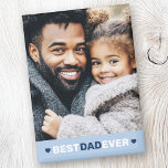 Beste vader ooit foto harten blauwe vaders dag magneet<br><div class="desc">Koelkastmagneet met uw aangepaste foto en de tekst "Beste vader ooit" hieronder geflankeerd door donkerblauwe harten op een lichtblauwe achtergrond.</div>