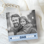 Beste vader ooit foto harten blauwe vaders dag sleutelhanger<br><div class="desc">Sleutelhanger met uw aangepaste foto en de tekst "Beste vader ooit" hieronder geflankeerd door lichtblauwe harten.</div>