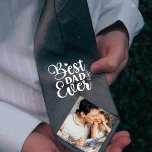 Beste vader ooit-Gift van Dochter Stropdas<br><div class="desc">Op je trouwdag,  herinnerde je je vader aan de schattige kleintje die hij ooit was door hem dit gepersonaliseerde vader-van-de-bruid stropdas te geven met jou en je vader en je kindertijd foto. Of verras hem met dit lieve gebaar als een Vaderdag cadeau</div>