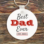 Beste vader ooit Grafisch Bold Modern Red Typograf Sleutelhanger<br><div class="desc">Beste vader ooit. Laat papa weten wat je echt van hem vindt. Rol, moderne donkergrijs en rode typografie bedekken een witte achtergrond. Pas aan met het jaar dat hij vader werd voor de perfecte, gepersonaliseerde keepaardse sleutelhanger die hij elke dag zal gebruiken. Deze sleutelhanger komt in kleine en grote grootte,...</div>