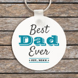 Beste vader ooit Grafische Cool Modern Blue Typogr Sleutelhanger<br><div class="desc">Beste vader ooit. Laat papa weten wat je echt van hem vindt. Koele, moderne donkergrijze en blauwgroen blauwe typografie bedekken een witte achtergrond. Pas aan met het jaar dat hij vader werd voor de perfecte, gepersonaliseerde keepaardse sleutelhanger die hij elke dag zal gebruiken. Deze sleutelhanger komt in kleine en grote...</div>