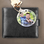 Beste vader ooit Happy Fathers Day Foto gepersonal Sleutelhanger<br><div class="desc">Vaderdag Foto sleutelhanger voor de beste vader ooit. Gemakkelijk om het vette letters aan te passen, die uw favoriete foto lijsten. De formulering luidt momenteel "BEST & DAD & EVER ... HAPPY VADERDAG LOVE [JOUW NAAM(S)]" en bevindt zich op een semi-ondoorzichtige grens. Heel kleine vaderdag hoopjes voor papa. Blader naar...</div>