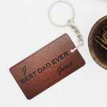 Beste vader ooit monogram naam gepersonaliseerd sleutelhanger<br><div class="desc">typografie bruin leer beste papa ooit citaat gestempeld monogram en naam sleutelhanger.</div>