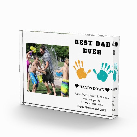 Beste vader ooit overhandigt verjaardag fotoblokken (Rechts)