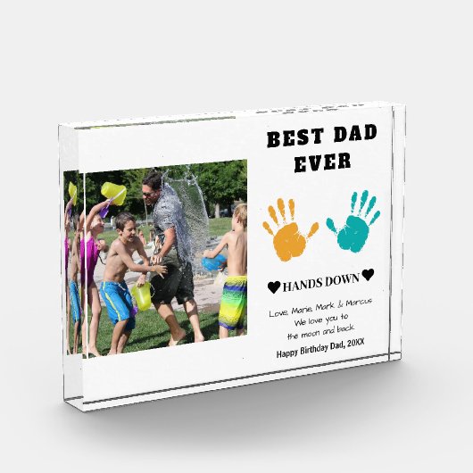 Beste vader ooit overhandigt verjaardag fotoblokken (Links)