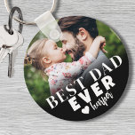 Beste vader ooit persoonlijke foto sleutelhanger<br><div class="desc">Beste vader ooit gepersonaliseerde foto Sleutelhanger. Deze gepersonaliseerde "Best Dad Ever"-sleutelhanger is een betekenisvolle herinnering die is ontworpen om papa en zijn unieke rol te vieren, waar hij ook gaat. Gemaakt met gedurfde, moderne typografie, het beschikt over "Best Dad Ever" met een optie om over te schakelen naar "Best Dad...</div>