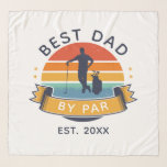 Beste vader op de eerste dag van de dag van de spo sjaal<br><div class="desc">Retro Best Dad By Par ontwerp dat u kunt aanpassen voor vader, stiefvader, opa of een golfliefhebber die ook een vader is. Perfect cadeau voor de beste vader, stiefvader of grootvader ooit die van clubsport of golfen houdt. De tekst "BEST DAD BY PAR" kan met elke papa-naam worden aangepast door...</div>