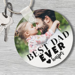 Beste vader Persoonlijke foto Sleutelhanger<br><div class="desc">Beste vader ooit gepersonaliseerde foto Sleutelhanger. Deze gepersonaliseerde "Best Dad Ever"-sleutelhanger is een betekenisvolle herinnering die is ontworpen om papa en zijn unieke rol te vieren, waar hij ook gaat. Gemaakt met gedurfde, moderne typografie, het beschikt over "Best Dad Ever" met een optie om over te schakelen naar "Best Dad...</div>