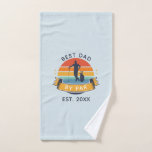 Beste vader van Par Golfing Fathers Day Golfer Handdoek<br><div class="desc">Retro Best Dad By Par ontwerp kunt u aanpassen voor papa, stiefvader, opa of elke golfliefhebber die ook een vader is. Perfect cadeau voor de beste vader, stiefvader of opa ooit die van clubsport of golfen houdt. De tekst "BEST DAD BY PAR" kan worden aangepast met elke dad moniker door...</div>
