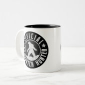 Beste versie - OFFICIEEL Sasquatch Hunter Design Tweekleurige Koffiemok (Voorkant links)