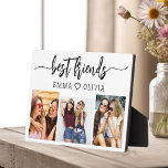 Beste Vrienden 3 Fotocollage Keepsake Fotoplaat<br><div class="desc">Vier uw vriendschap met de Beste Vrienden 3 Fotocollage Keepsake Plaque. Deze gepersonaliseerde plaquette heeft een prachtig gerangschikte collage van drie gekoesterde foto's, het vastleggen van speciale momenten gedeeld met je naaste vrienden. Gemaakt van hoogwaardige materialen, is het perfect om op een bureau, plank of muur weer te geven. Het...</div>