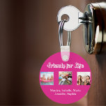 Beste vrienden BFF foto namen heet roze wit Sleutelhanger<br><div class="desc">Een cadeau voor je beste vriend(in) voor verjaardagen,  kerst of een speciaal evenement. Witte tekst: Vrienden voor het leven,  geschreven met een trendy stijlscript. Personaliseer en gebruik uw eigen foto's en namen. Een meisjesachtige hete roze achtergrond.</div>
