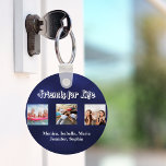 Beste vrienden BFF foto namen navy blauw wit Sleutelhanger<br><div class="desc">Een cadeau voor je beste vriend(in) voor verjaardagen,  kerst of een speciaal evenement. Witte tekst: Vrienden voor het leven,  geschreven met een trendy stijlscript. Personaliseer en gebruik uw eigen foto's en namen. Marineblauwe achtergrond. De kleur van het blauw is ongelijk.</div>