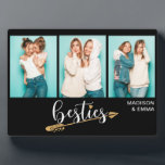 Beste vrienden Drie Persoonlijke foto's Fotoplaat<br><div class="desc">Dit moderne ontwerp bevat drie van uw favoriete foto's met de tekst "besties" in leuke typografie met uw persoonlijke namen. Gepersonaliseerd door de tekst in de tekstvakjes uit te geven verstrekt. #foto #photogifts #gifts #gifts #gift #giftsforher #girly #bffs #bestVrienden #bffgifts #verjaardaggiften #fetisaygifts #personalizedgiften #name #personalized</div>