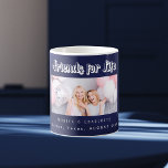 Beste vrienden foto namen navy blauw koffiemok<br><div class="desc">Een marineblauw gekleurde achtergrond. De kleur van het blauw is ongelijk. Personaliseer en voeg je eigen foto, selfie van je beste vriend(en), je namen en plaats van het evenement toe. De tekst: Friends for Life is geschreven met een modern stylescript. Perfect als cadeau voor jezelf of als verjaardags- of kerstcadeau...</div>