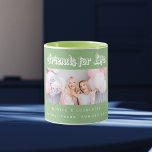 Beste vrienden foto sage groene namen mok<br><div class="desc">Een wijze groen gekleurde achtergrond. Personaliseer en voeg je eigen foto,  selfie van je beste vriend(en),  je namen en plaats van het evenement toe. De tekst: Friends for Life is geschreven met een modern stylescript. Perfect als cadeau voor jezelf of als verjaardags- of kerstcadeau voor je vrienden.</div>