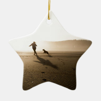 Beste vrienden, meisje en hond op strand keramisch ornament