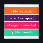 Beste vrienden naast elkaar of Miles Apart Quote Magneet<br><div class="desc">Vriendschap citaat magneet met het citaat "zij aan zij of mijlen uit elkaar,  altijd verbonden door het hart" in een kleurrijke streep ontwerp. Bezoek onze winkel om ons hele collectie inspirerend magneten te zien.</div>