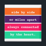 Beste vrienden naast elkaar of Miles Apart Quote Magneet<br><div class="desc">Vriendschap citaat magneet met het citaat "zij aan zij of mijlen uit elkaar,  altijd verbonden door het hart" in een kleurrijke streep ontwerp. Bezoek onze winkel om ons hele collectie inspirerend magneten te zien.</div>